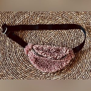 Ardene dusty rose sherpa bouclè crossbody bag ( hipbag)